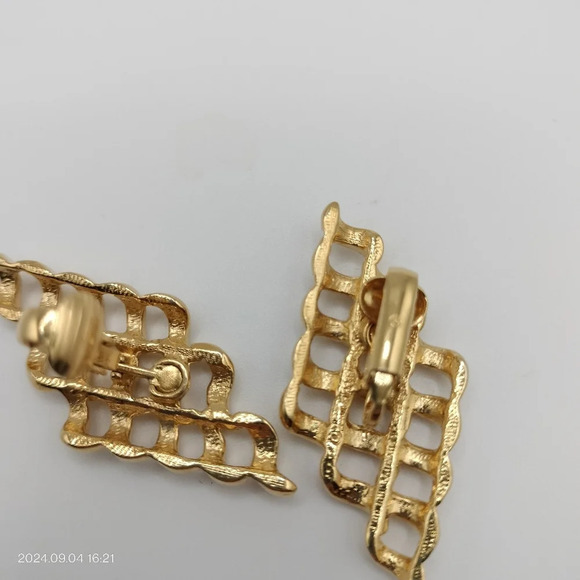 Vintage 80s Gold Tone Post Earrings  Clip On Shell Waffle Lattice Unbranded 1.75 - Picture 7 of 12